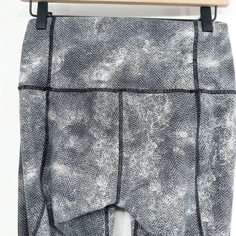 Lululemon Essential Rhythm Crop (Full-On Luxtreme)‎ in White Black Size 8